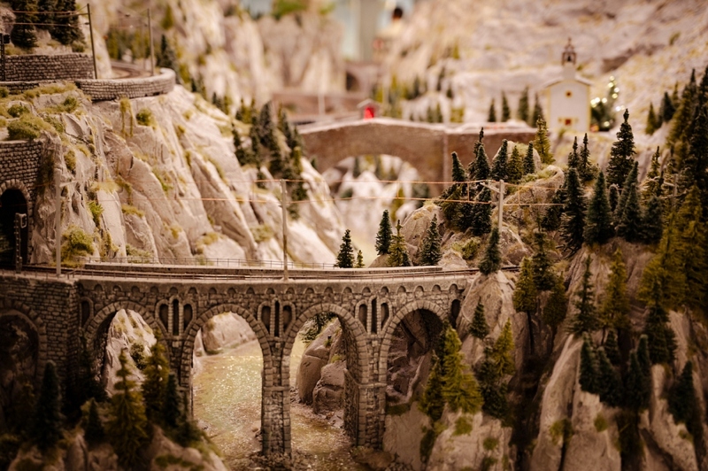 Eine malerische Modelleisenbahn im Miniatur Wunderland