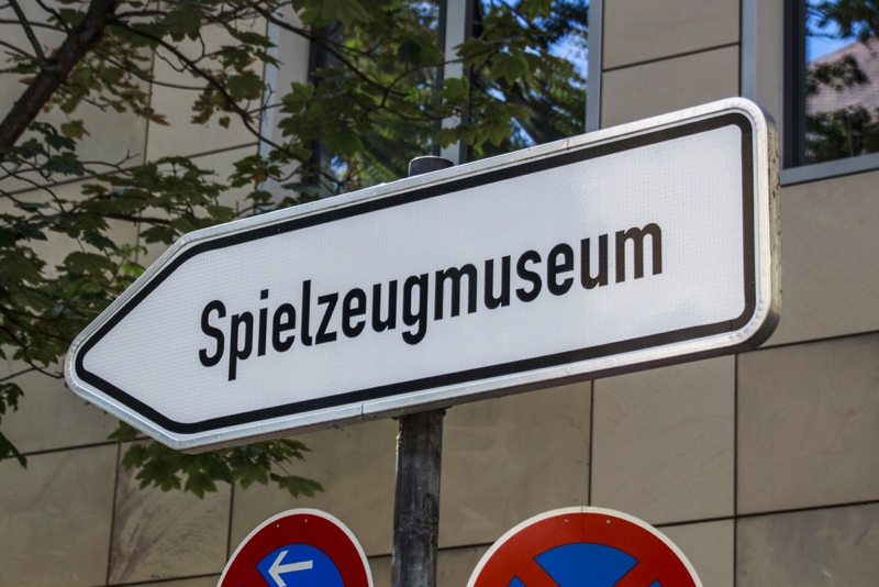 Man folge der Beschilderung des Spielzeugmuseums in Nürnberg für einen Tag voller Spaß und Entdeckungen