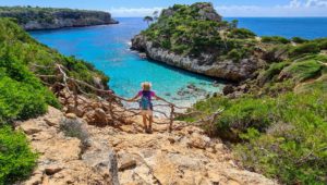 Ein Tourist bewundert die Aussicht auf Mallorca