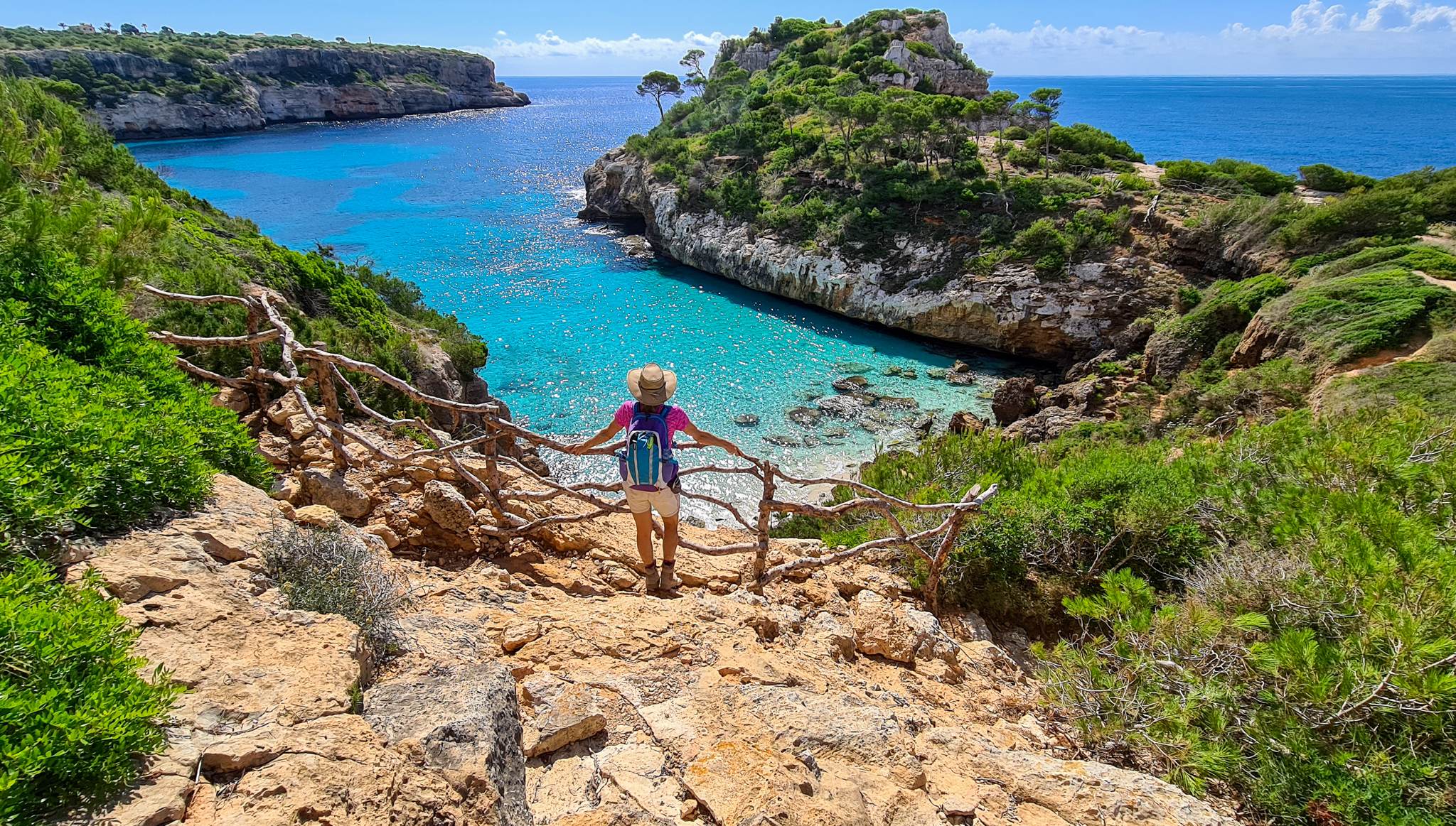 Entdecken Sie die Insel des Glücks mit dem ultimativen Reiseführer für Mallorca - Ein Tourist bewundert die Aussicht auf Mallorca